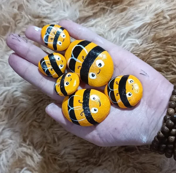 Set Of 6 Bee-shaped Stones In Multiple Sizes