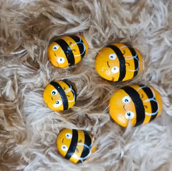 Set Of 6 Bee-shaped Stones In Multiple Sizes