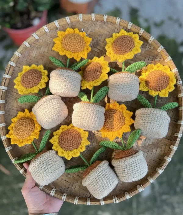 Set aus 2 gehäkelten Sonnenblumen-Töpfen aus Wolle