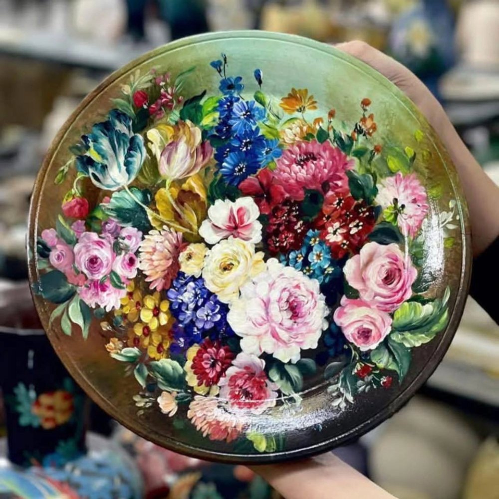 Handbemalter floraler Dekoteller – Vintage-Kunstfertigkeit (1)