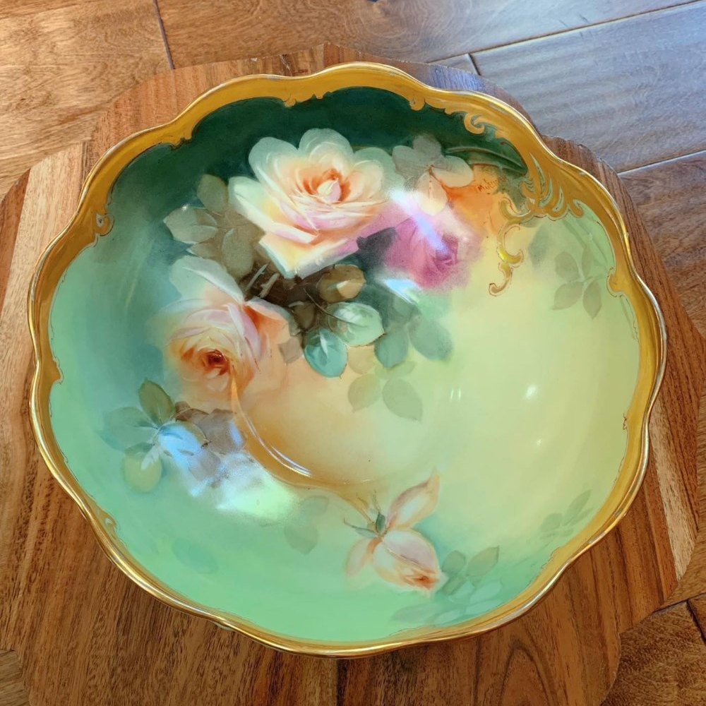 Vintage handbemalte Porzellanschale mit floralen und goldenen Verzierungen (1)